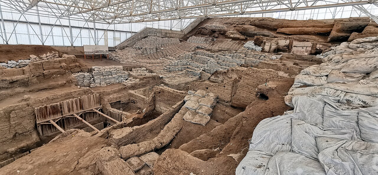 Çatalhöyük'te koruyucu çatı altındaki kazı alanı ve kerpiç yapı kalıntıları