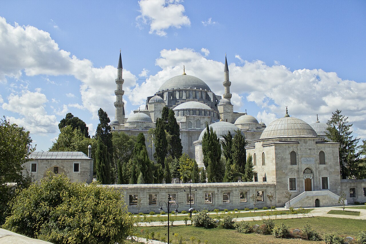 Süleymaniye Camii'nin kubbeleri, minareleri ve külliye yapıları
