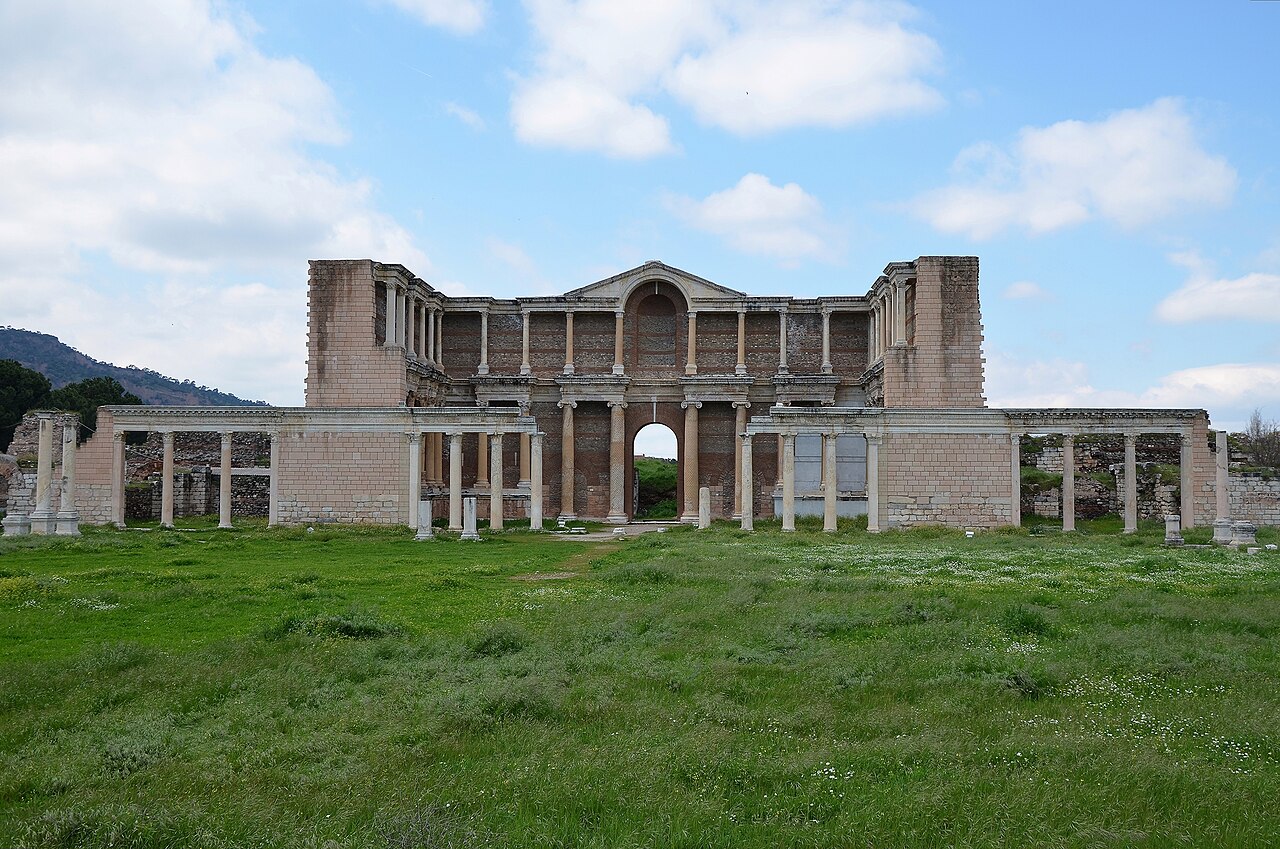 Sardes'teki Roma dönemi hamam-gymnasion kompleksinin restore edilmiş anıtsal cephesi
