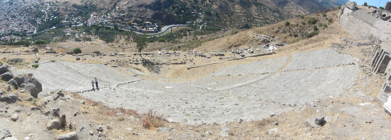 Pergamon tiyatrosunun eğimli oturma sıraları ve aşağıdaki Bergama; 2011 panoraması