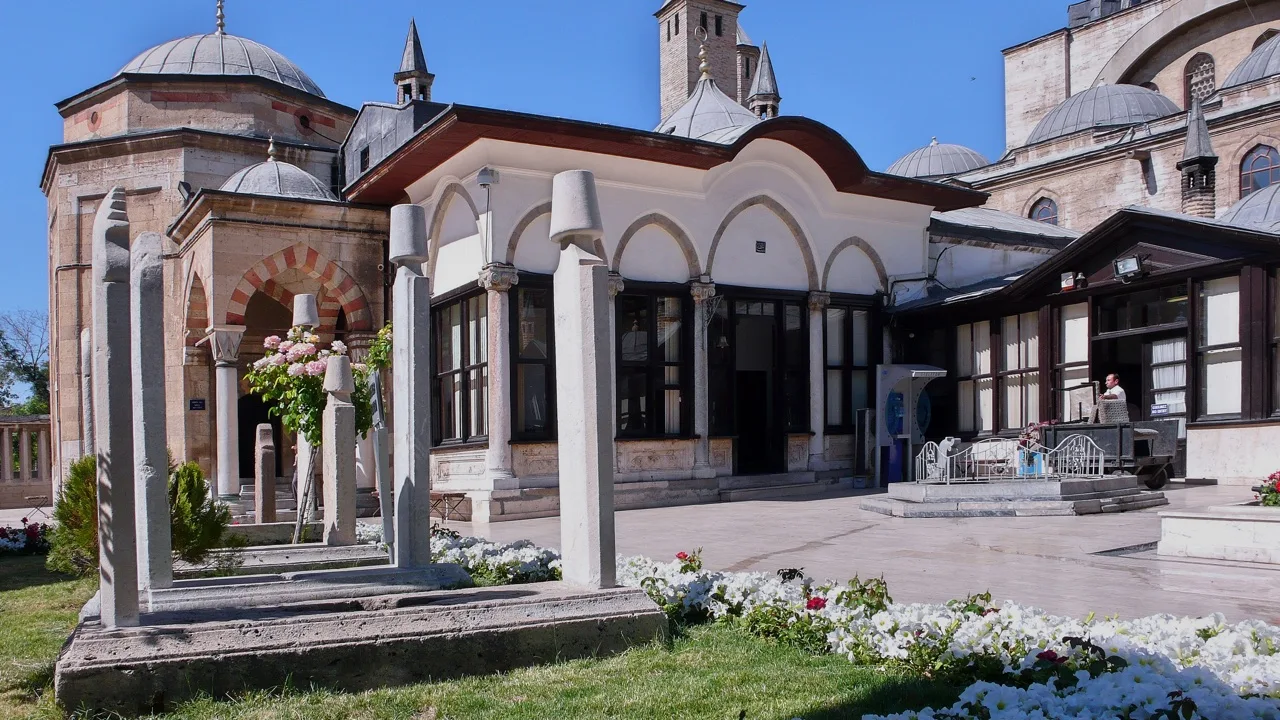 Mevlana Müzesi avlusu ve yapı çevresi; kaynakta çekim tarihi belirtilmemiştir, ilk yükleme 2012.