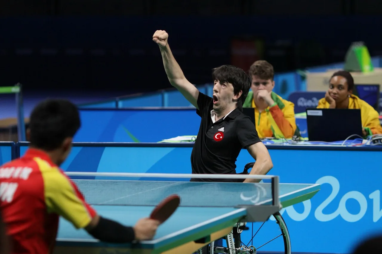 Abdullah Öztürk celebrates a point at the table at Rio 2016