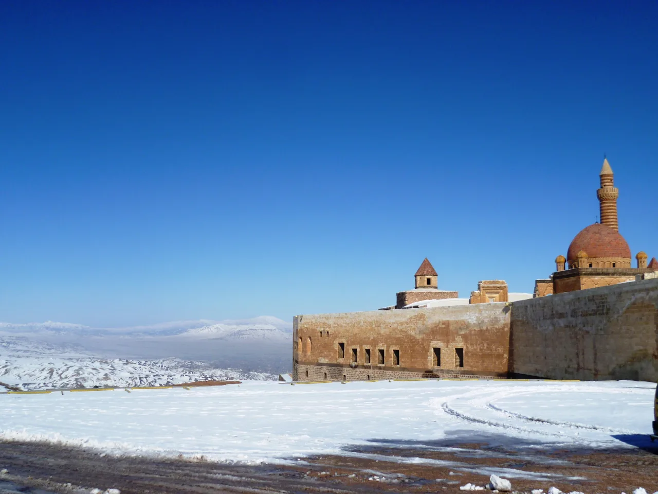 Snow around the exterior of İshak Paşa Palace in Doğubayazıt, 1 April 2014.