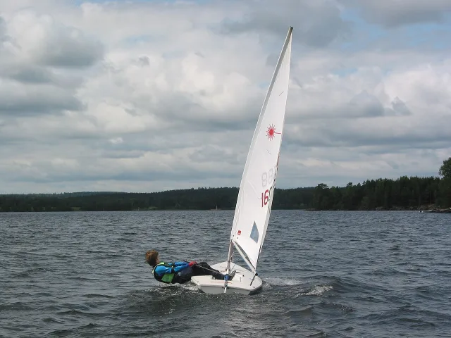 Sommen Gölü'nde bir Laser Radial yelkencisi teknenin dışında vücut ağırlığıyla denge sağlıyor