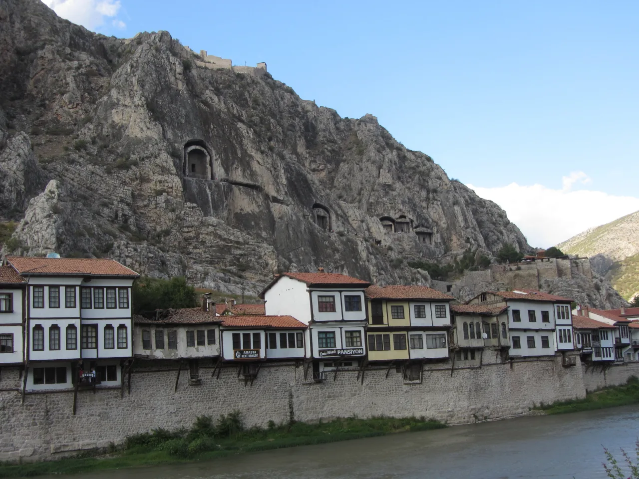 Amasya’nın nehir kıyısındaki tarihî merkezi ve arkadaki Pontus kaya mezarları, 2012