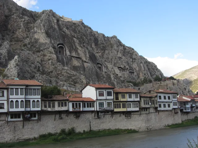 Amasya houses beside the Yeşilırmak, with Harşena rock tombs behind; a view from 2012.