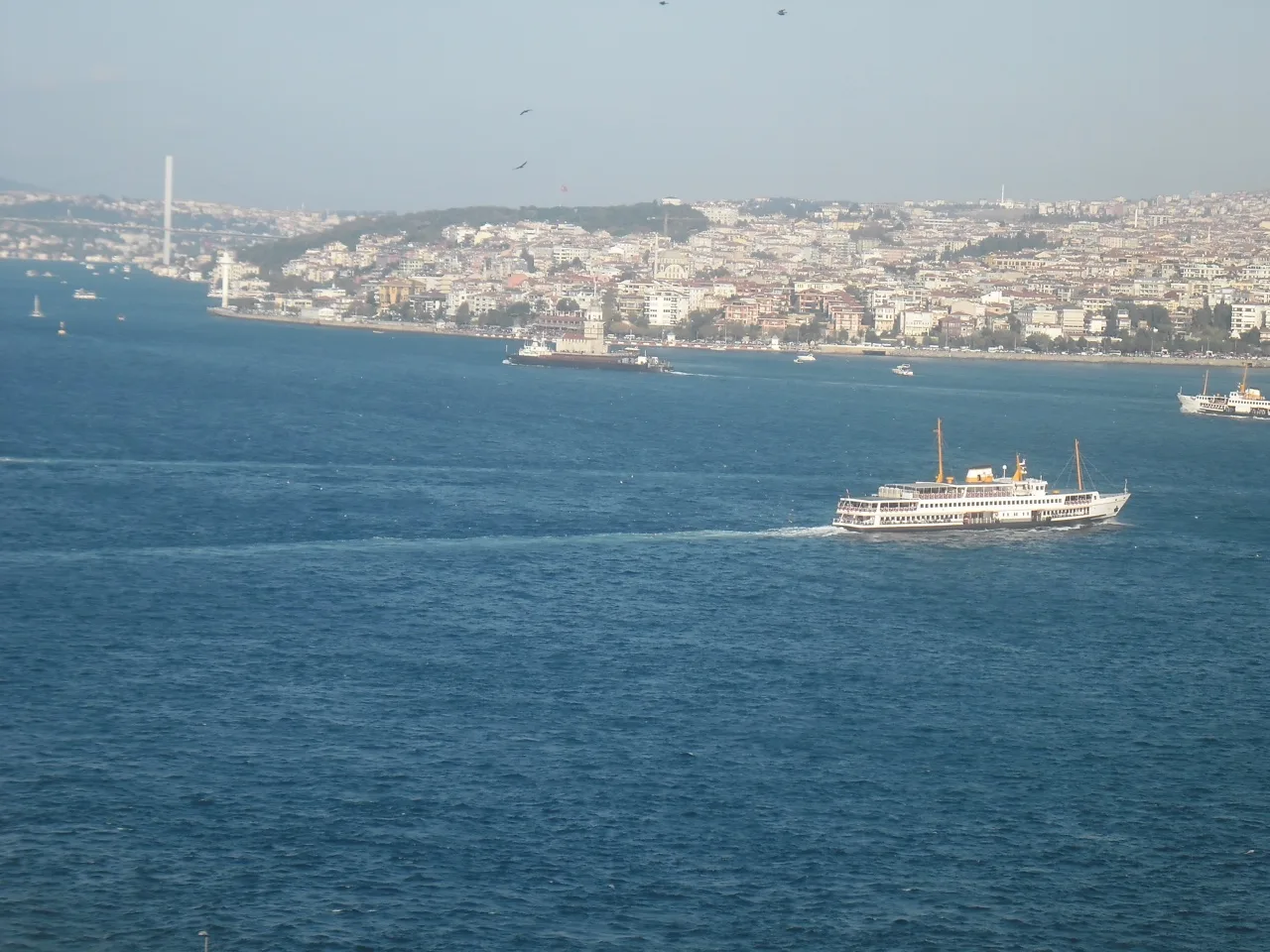 İstanbul Boğazı'nda vapur ve kıyı yerleşimi