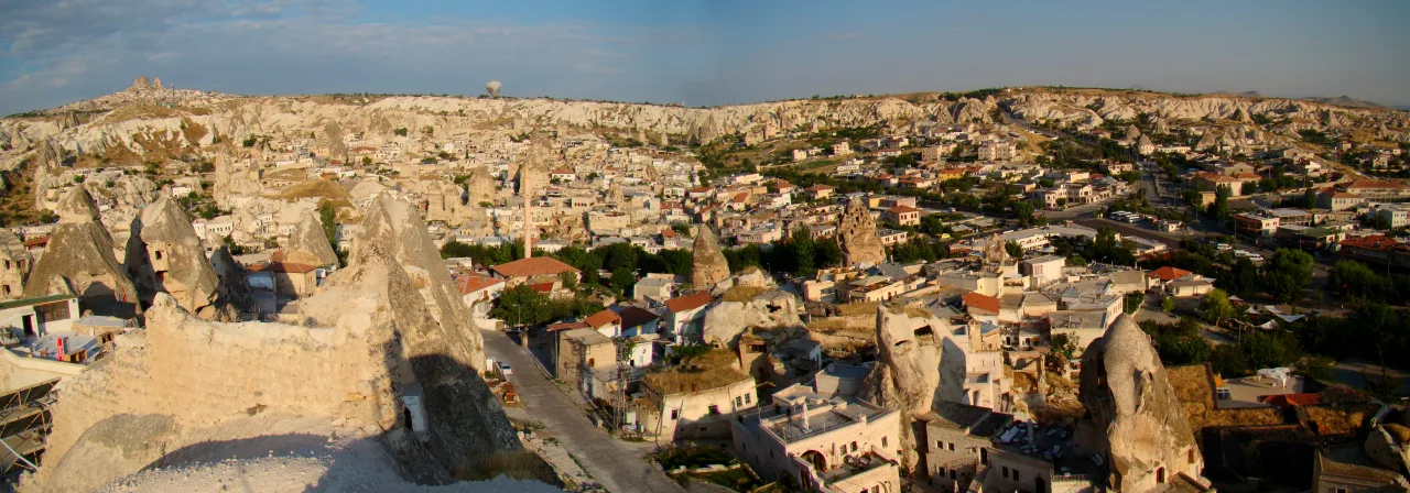 Göreme kasabasının güneydoğudan kaya dokusu ve konutlarla görünümü; 31 Temmuz 2009