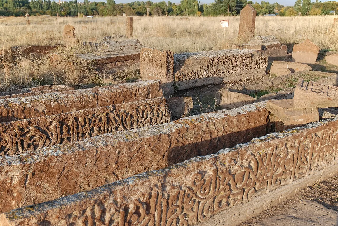 Ahlat tarihî mezarlığında yazılı ve bezemeli taş sandukalar ve dikili mezar taşları