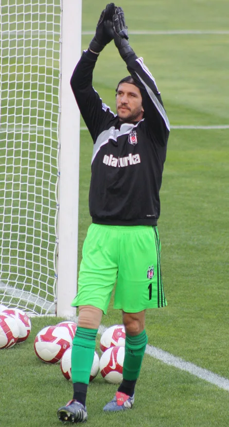 Archive photograph of Rüştü Reçber in Beşiktaş kit