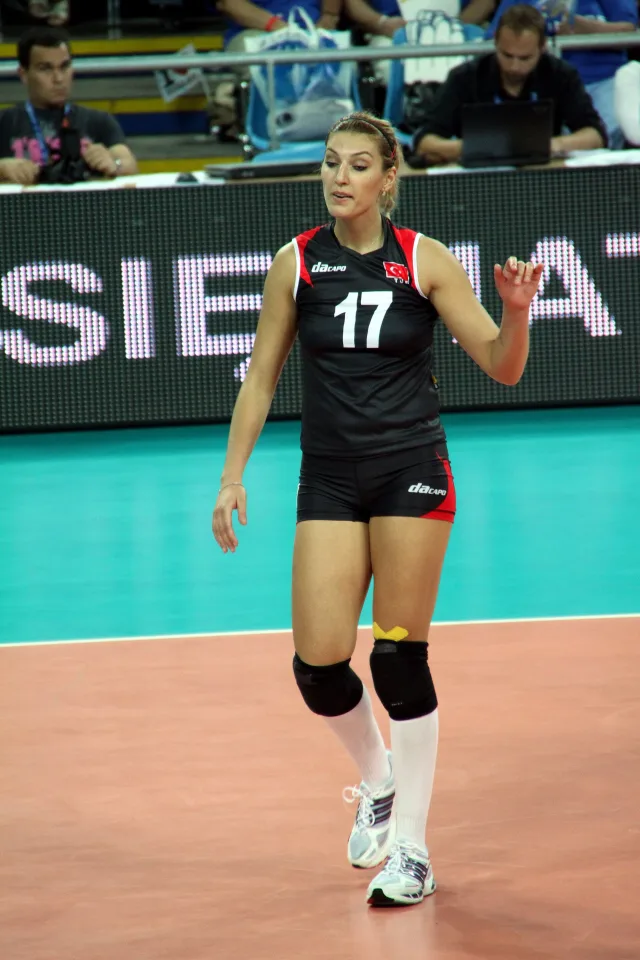 Neslihan Demir on court in Türkiye colours