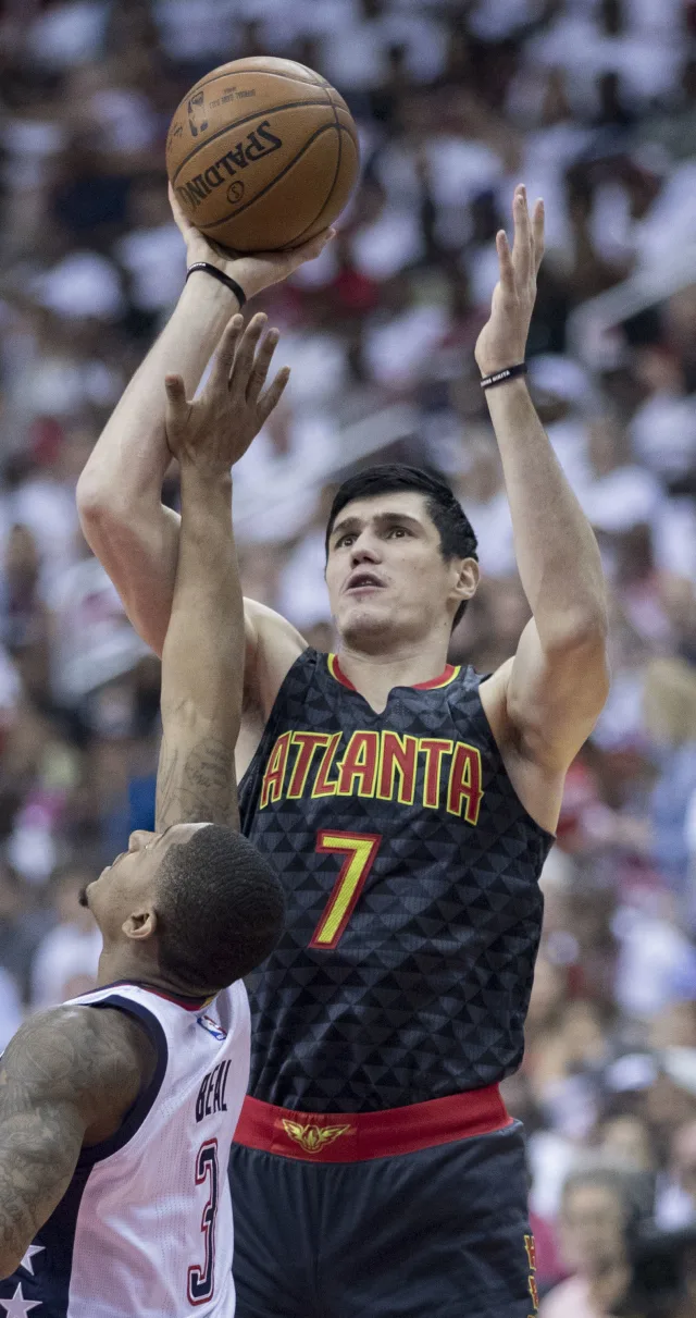 Ersan İlyasova shooting for Atlanta Hawks against Washington