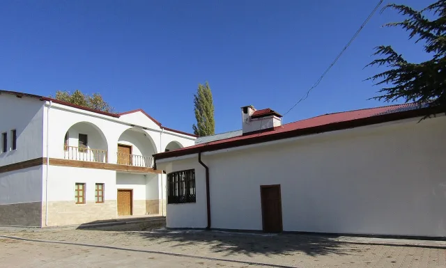 The house and additional building of the Âşık Veysel Museum in Sivrialan, 2020.
