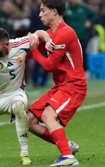 Kenan Yıldız in Türkiye kit facing a Hungary player