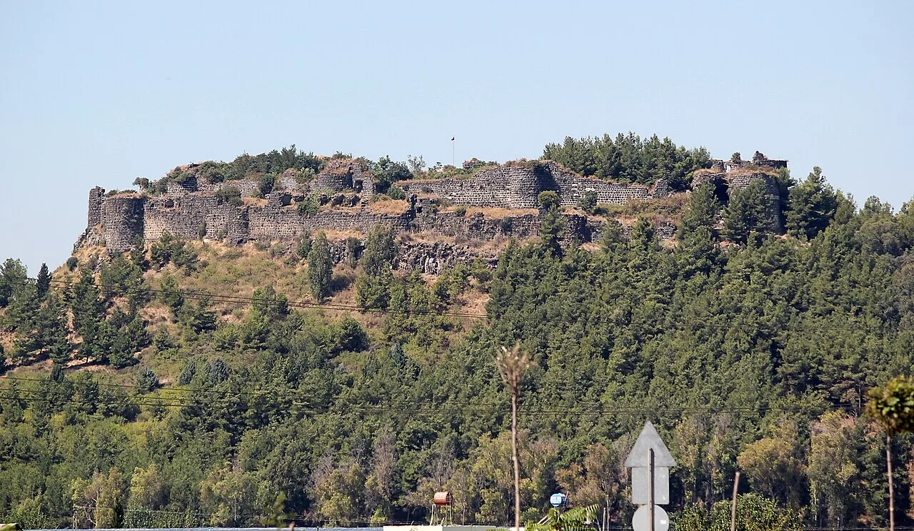 Toprakkale Castle and its hill in Osmaniye, 12 September 2011. Not the ancient site of the same name in Van.