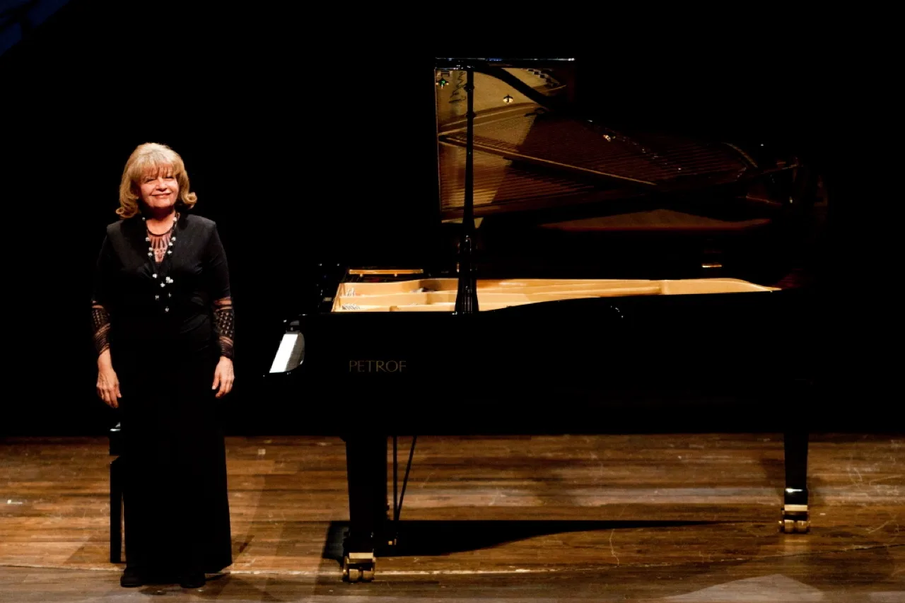 İdil Biret onstage beside a grand piano
