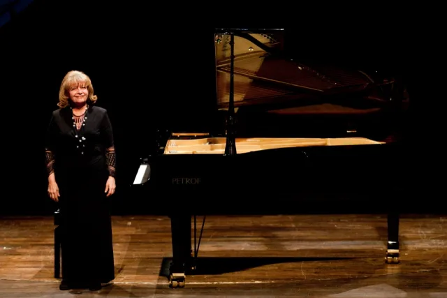İdil Biret onstage beside a grand piano