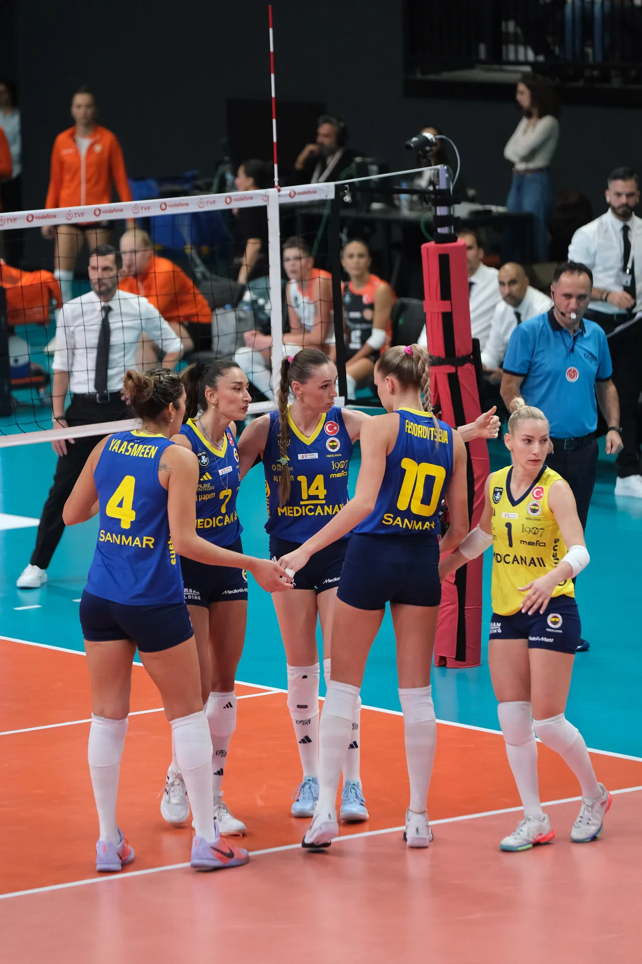 Eda Erdem takım arkadaşlarıyla file önünde oyun planını konuşuyor