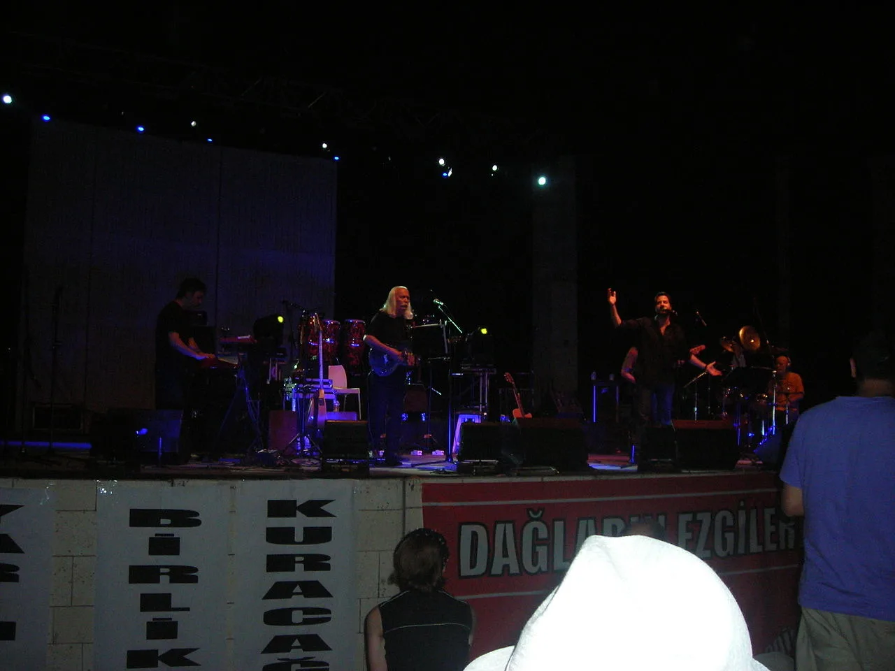 Moğollar’ın 2009 İstanbul konserinde sahne görünümü