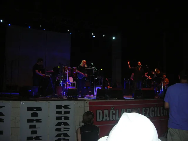 Moğollar’ın 2009 İstanbul konserinde sahne görünümü