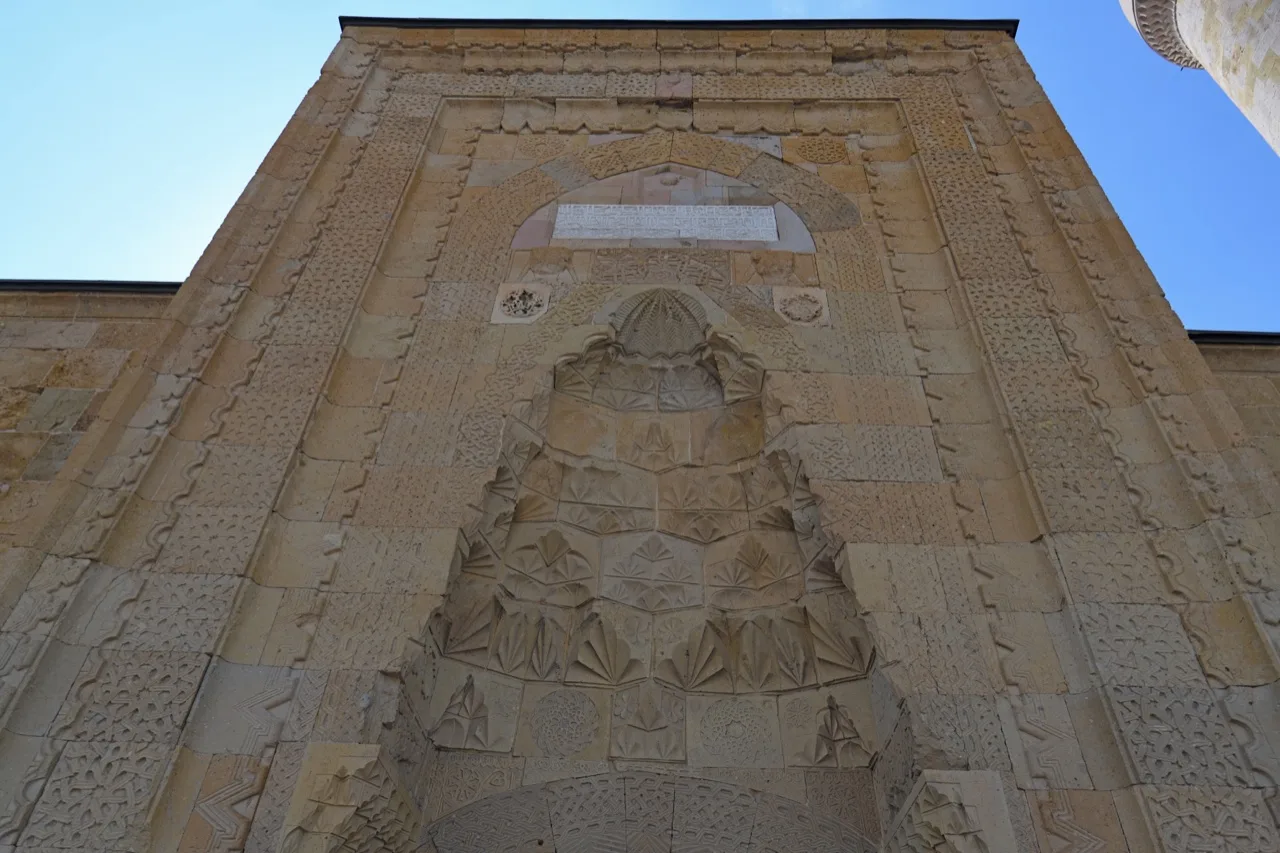 Niğde Alaeddin Camii taçkapısındaki taş bezeme; 4 Mayıs 2019.