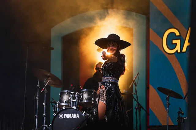 Gaye Su Akyol on stage in a concert photograph dated 2025