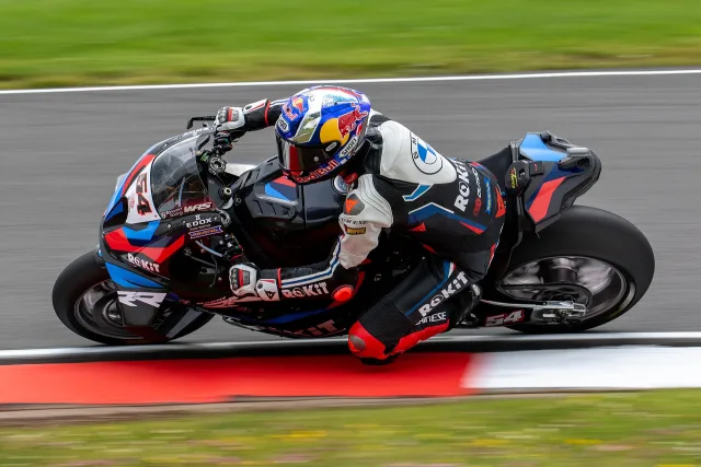Toprak Razgatlıoğlu racing at Donington Park in 2024
