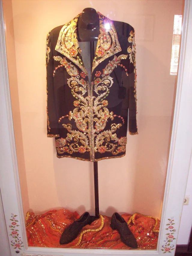 A stage costume in Zeki Müren's Bodrum museum, not a performance portrait. 2011 is the uploader-declared date; the capture date is unconfirmed.