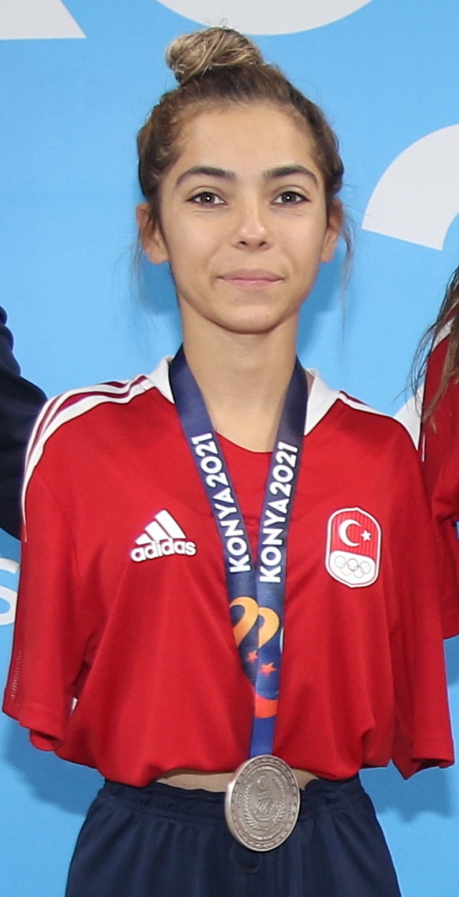 Para swimmer Sevilay Öztürk with her medal