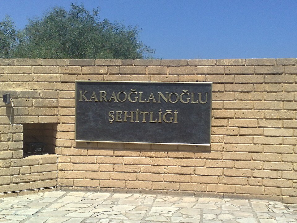Karaoğlanoğlu Şehitliği girişindeki isim levhası, 2009